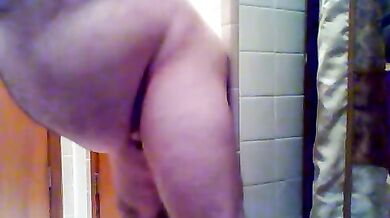 Si incula in bagno con un dildo a parete