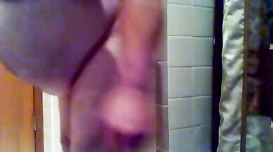 Si incula in bagno con un dildo a parete