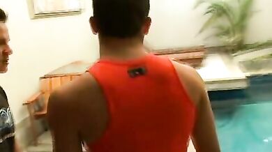 Gay latini fanno sesso in piscina