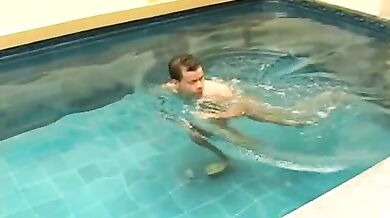 Gay latini fanno sesso in piscina
