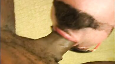 Latino di colore spacca il culo a bianco tatuato