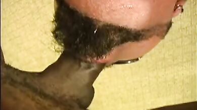 Latino di colore spacca il culo a bianco tatuato