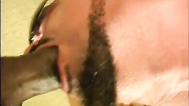 Latino di colore spacca il culo a bianco tatuato