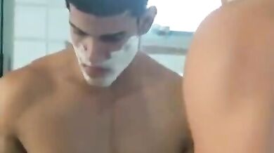 Coppia muscolosi omosex latini