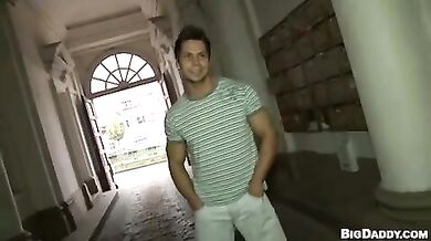 Video porno: scopata gay in un bar