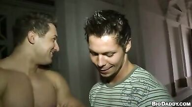 Video porno: scopata gay in un bar