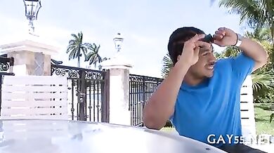 Omosessuale biondo inculato da un nero