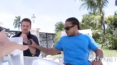 Omosessuale biondo inculato da un nero