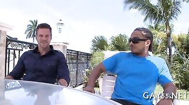 Omosessuale biondo inculato da un nero