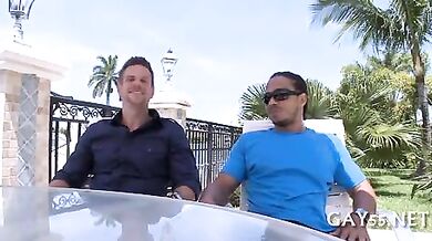 Omosessuale biondo inculato da un nero