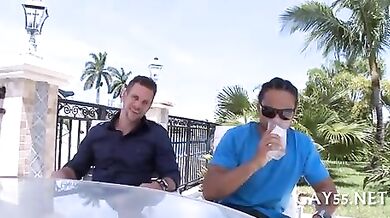 Omosessuale biondo inculato da un nero