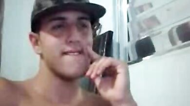 Teen gay con un grosso cazzo sborra in cam