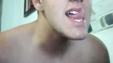 Teen gay con un grosso cazzo sborra in cam