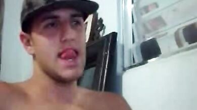 Teen gay con un grosso cazzo sborra in cam