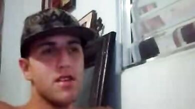 Teen gay con un grosso cazzo sborra in cam