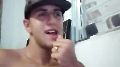 Teen gay con un grosso cazzo sborra in cam