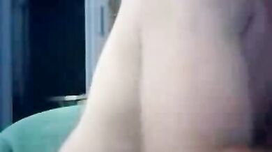 Teen gay con un grosso cazzo sborra in cam