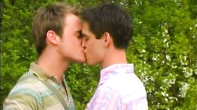 Coppia universitari gay scopa durante una gita