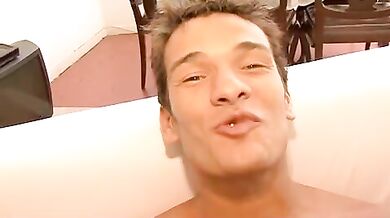 Cazzo enorme in culo gay latino