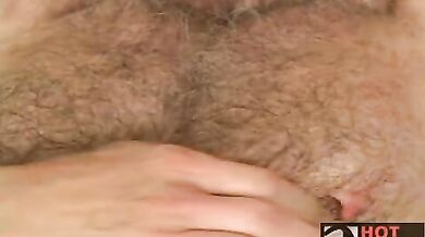 Nonno peloso si sega con un dildo in culo