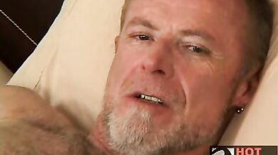 Nonno peloso si sega con un dildo in culo