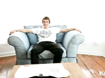 Ragazzino gay gioca con un dildo