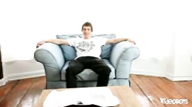 Ragazzino gay gioca con un dildo