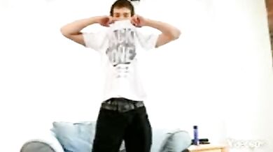 Ragazzino gay gioca con un dildo