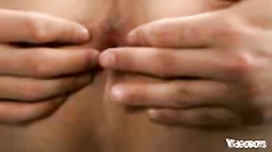 Ragazzino gay gioca con un dildo