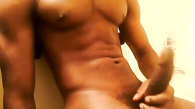 Fusto si masturba il suo cazzone nero