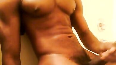 Fusto si masturba il suo cazzone nero