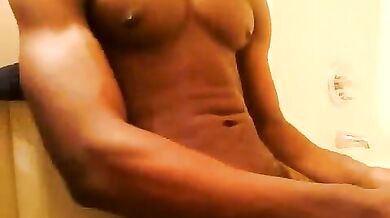 Fusto si masturba il suo cazzone nero