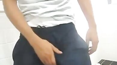 Guardate quanto è grosso e duro il mio cazzo!