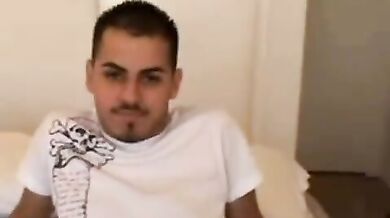 Giovane gay bruno ama la sborra in faccia