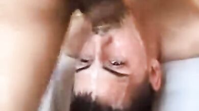 Giovane gay bruno ama la sborra in faccia