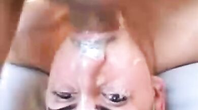 Giovane gay bruno ama la sborra in faccia