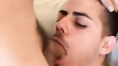 Giovane gay bruno ama la sborra in faccia