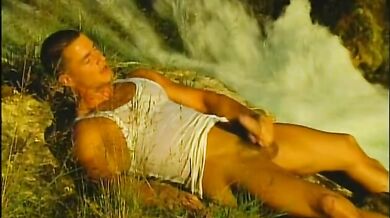 Muscoloso superdotato si sega all'aperto