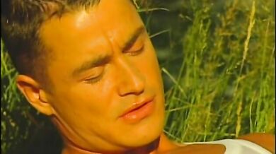 Muscoloso superdotato si sega all'aperto