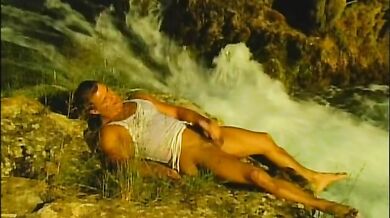 Muscoloso superdotato si sega all'aperto