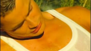 Muscoloso superdotato si sega all'aperto