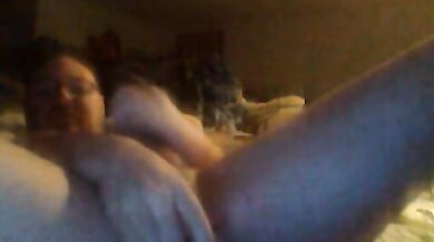 Si riprende con la webcam mentre si sega