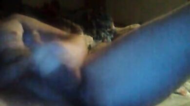 Si riprende con la webcam mentre si sega