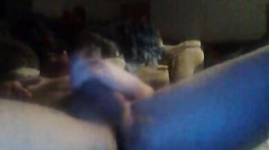 Si riprende con la webcam mentre si sega