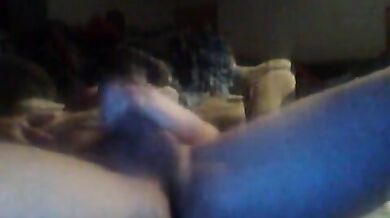 Si riprende con la webcam mentre si sega