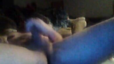 Si riprende con la webcam mentre si sega