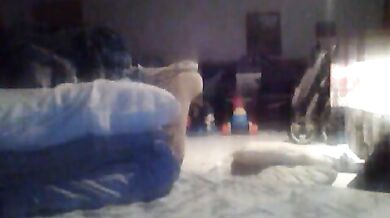 Si riprende con la webcam mentre si sega