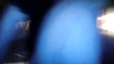 Si riprende con la webcam mentre si sega