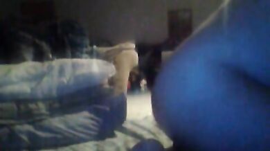 Si riprende con la webcam mentre si sega