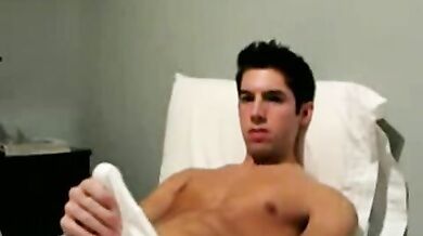 Bel ragazzo bruno si masturba il cazzo duro